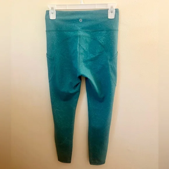 Lululemon Patterned Green Leggings w/Pockets, Size 6! - Picture 2 of 4